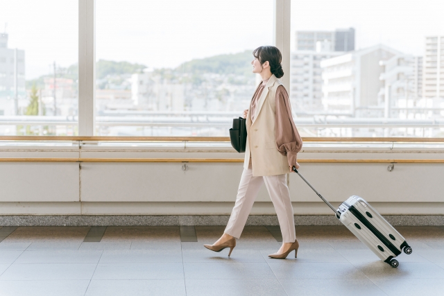 引っ越しする女性